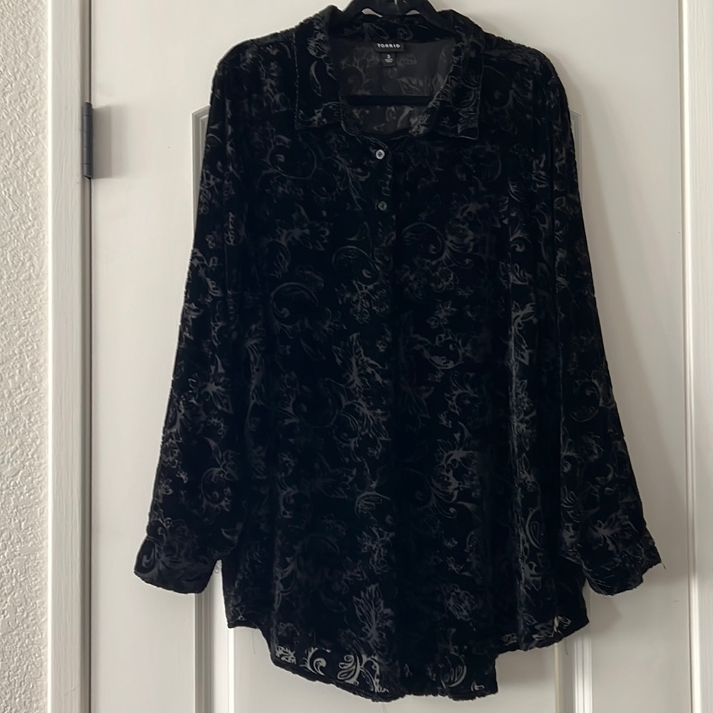 Torrid black challis, beautiful floral velvet design size 3